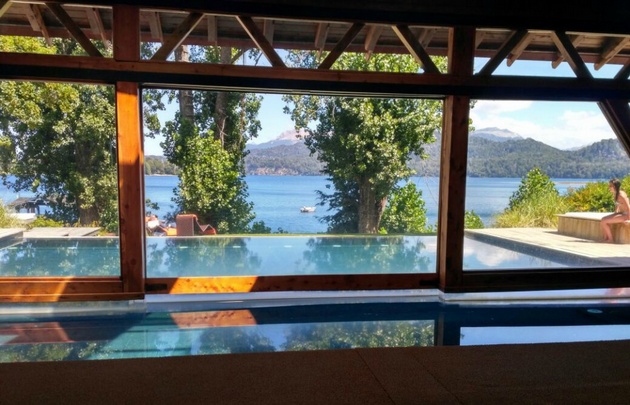 El hotel cuenta con pileta climatizada.