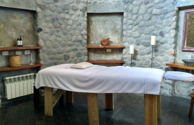 El hotel tiene spa y gimnasio.