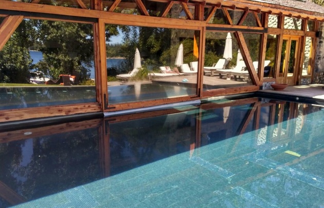 El hotel cuenta con pileta climatizada.