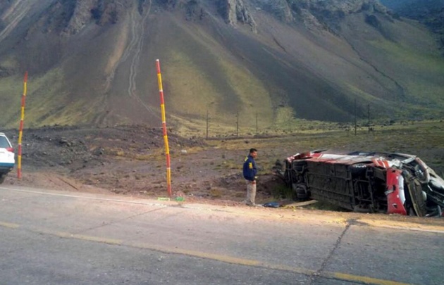 Tres niños murieron al chocar dos micros en Uspallata.