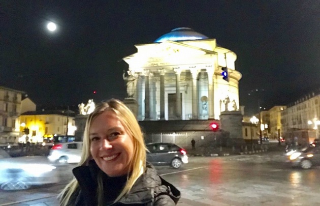 Celeste Benecchi frente a la iglesia Gran Madre.