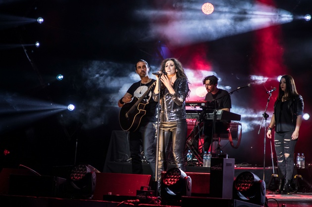 La española Malú dio inicio a la velada.