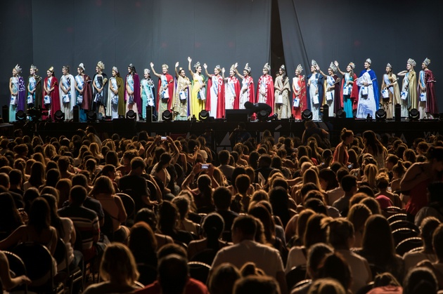 El Festival Internacional de Peñas de Villa María inició a puro color.