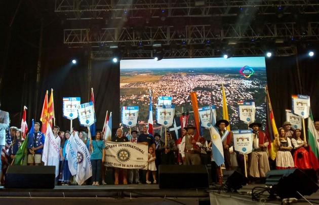 Las distintas colectividades del mundo son las protagonistas de la Fiesta.