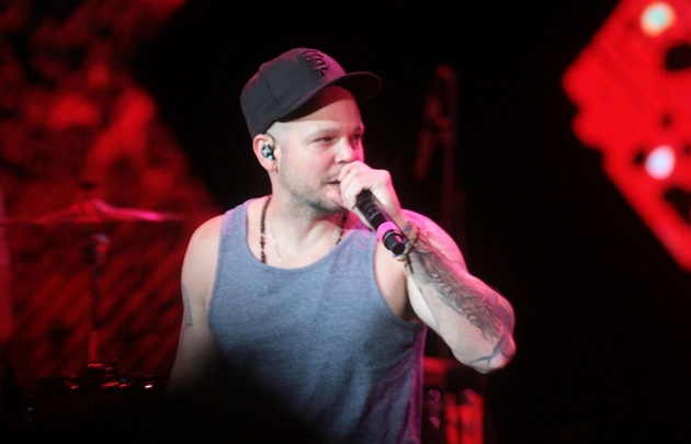 El cantante puertorriqueño repasó sus éxitos en el escenario de Villa María.