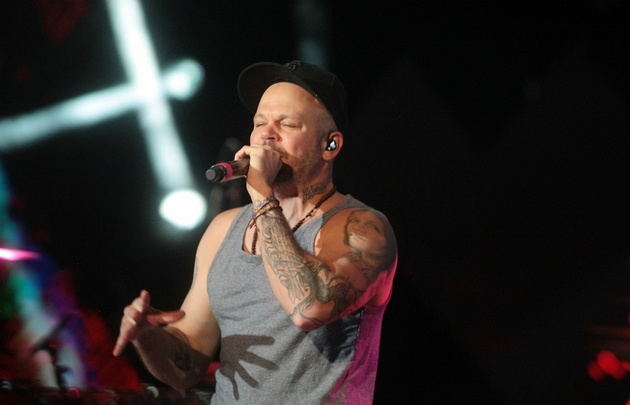 El cantante puertorriqueño repasó sus éxitos en el escenario de Villa María.