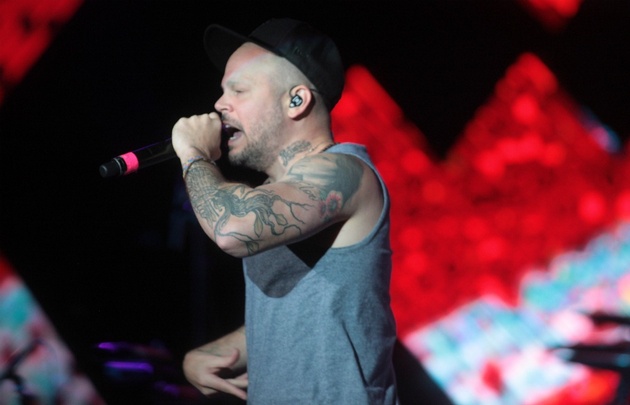 El cantante puertorriqueño repasó sus éxitos en el escenario de Villa María.