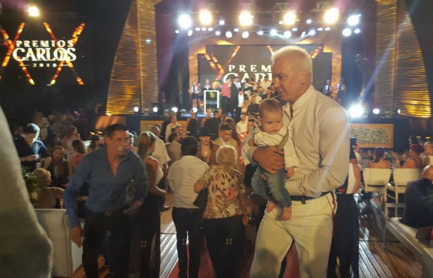 Flavio Mendoza y su sobrino en la entrega de los Premios Carlos, en Carlos Paz.
