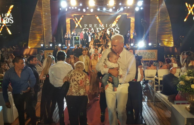 Flavio Mendoza y su sobrino en la entrega de los Premios Carlos, en Carlos Paz.