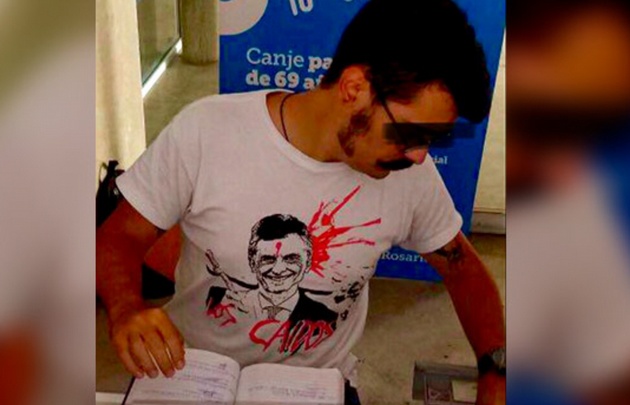 El empleado fue a trabajar con una remera de Macri con un disparo.