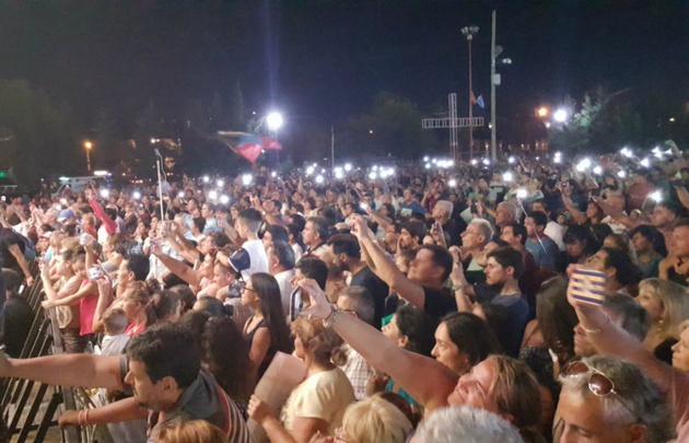 Los Palmeras hicieron bailar a una multitud en el Parque de Asistencia de Carlos Paz.