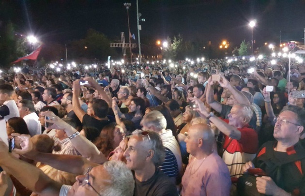Los Palmeras hicieron bailar a una multitud en el Parque de Asistencia de Carlos Paz.
