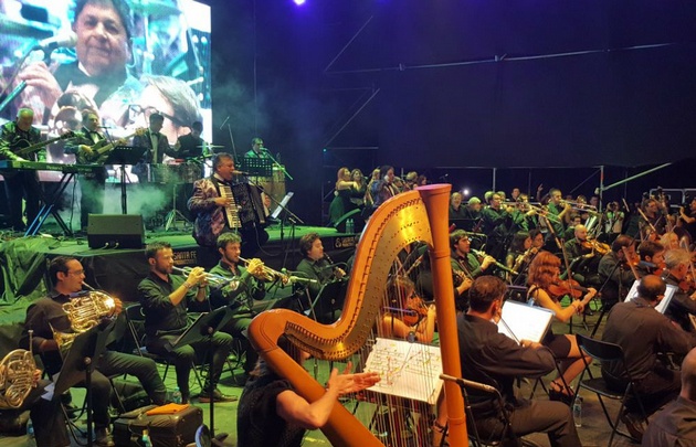 Los Palmeras hicieron bailar a una multitud en el Parque de Asistencia de Carlos Paz.