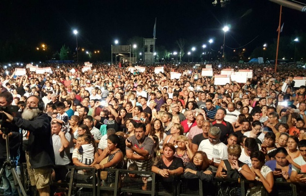 Los Palmeras hicieron bailar a una multitud en el Parque de Asistencia de Carlos Paz.