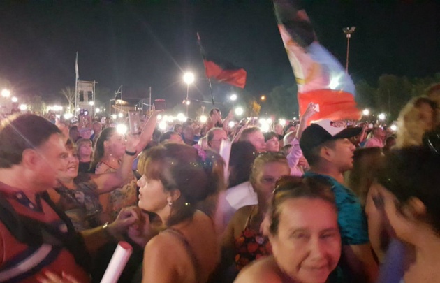 Los Palmeras hicieron bailar a una multitud en el Parque de Asistencia de Carlos Paz.