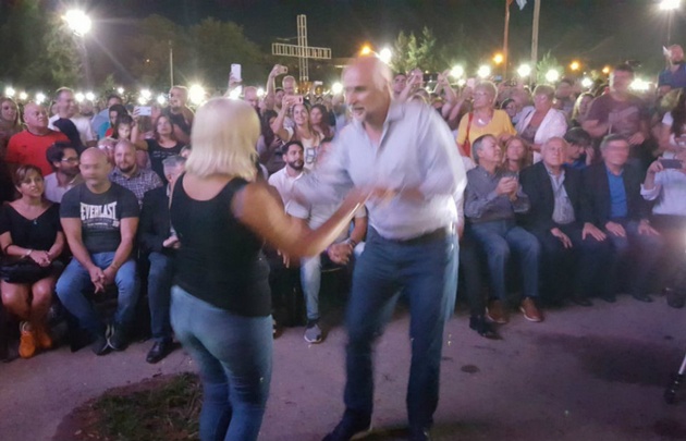 El gobernador de Santa Fe, Miguel Lifschitz, bailó al ritmo de Los Palmeras.