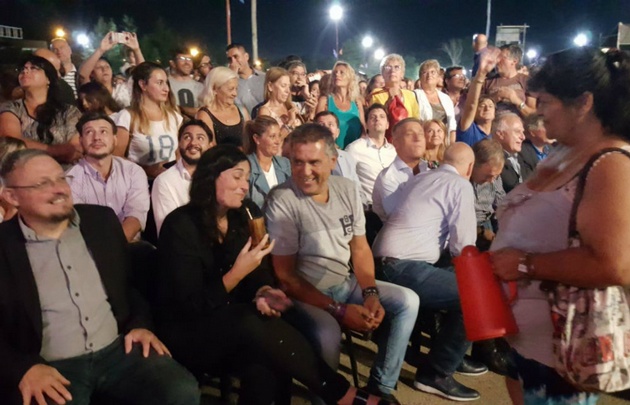 Los Palmeras hicieron bailar a una multitud en el Parque de Asistencia de Carlos Paz.