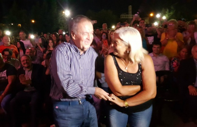 El gobernador de Córdoba, Juan Schiaretti, bailó al ritmo de Los Palmeras.