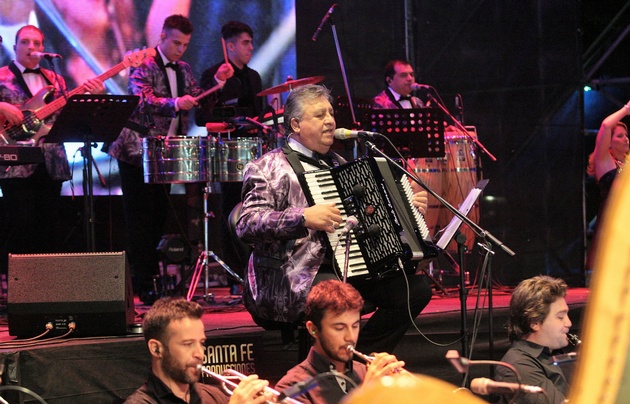 Los Palmeras trajeron una versión sinfónica de la cumbia santafesina.