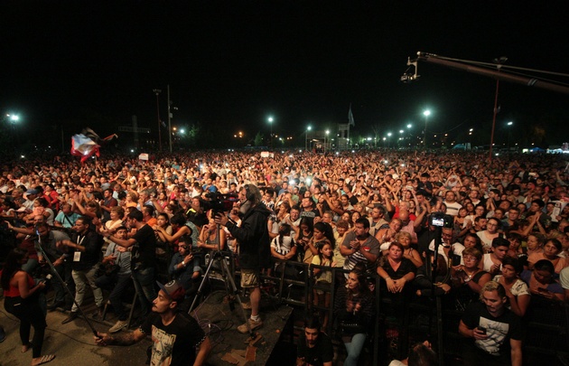 Los Palmeras hicieron bailar a una multitud en el Parque de Asistencia de Carlos Paz.