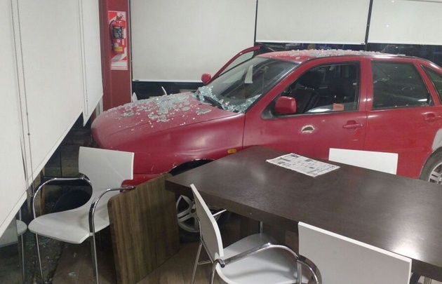 El Volskwagen Polo ingresó al local de comidas de la estación.