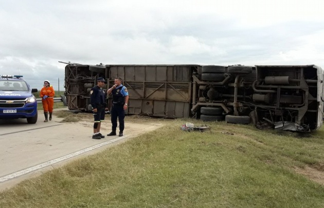 El colectivo trasladaba a la banda de reggae Don Carlos que tocó en el Cosquín Rock.