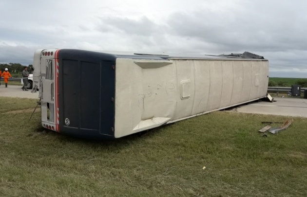 El colectivo trasladaba a la banda de reggae Don Carlos que tocó en el Cosquín Rock.