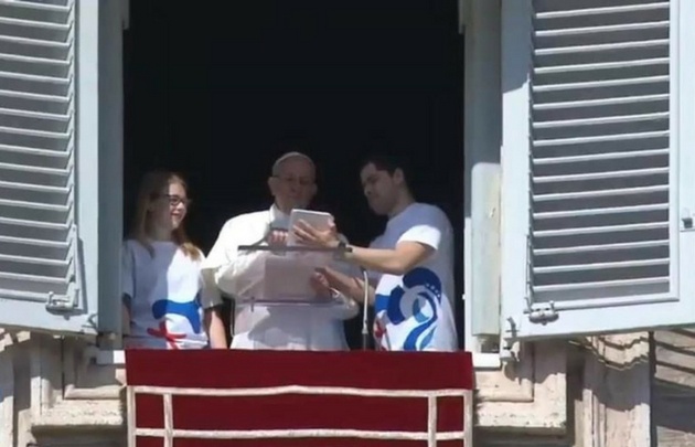 El Papa Francisco, con una tablet, se inscribió a la JMJ de Panamá en 2019