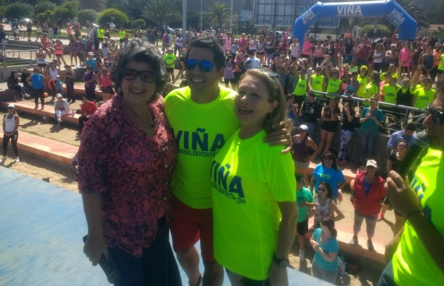Rafael Araneda encabezó una clase de zumba en la playa.