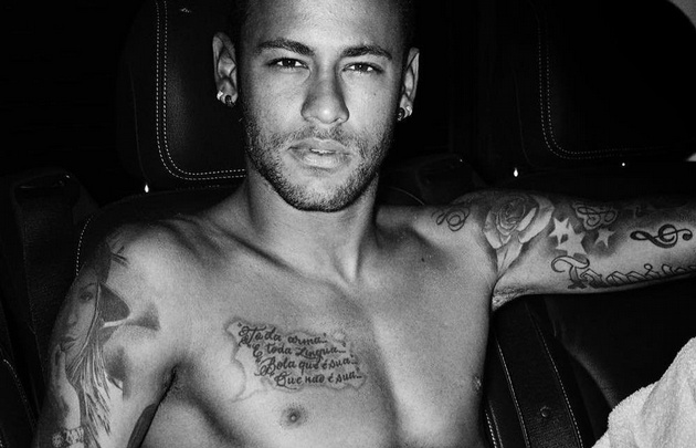 Neymar posó desnudo para una campaña de toallas