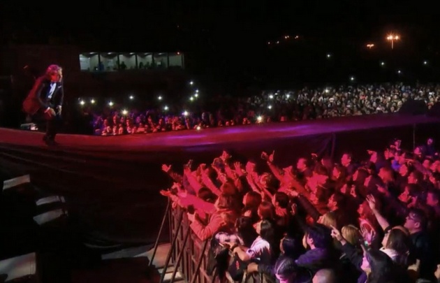 El artista se mostró afectivo con el público.