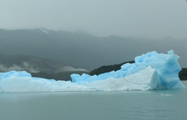 Los corresponsales de Cadena 3 navegaron por el Lago Argentino.