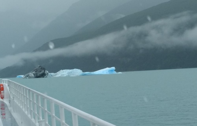 Los corresponsales de Cadena 3 navegaron por el Lago Argentino.