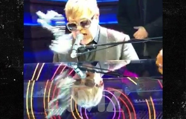 Elton John asustado en Las Vegas.