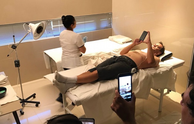 Gonzalo Carrasquera tomó un tratamiento de fangoterapia en Mar Chiquita.