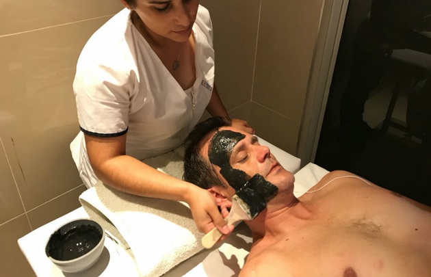 Gonzalo Carrasquera tomó un tratamiento de fangoterapia en Mar Chiquita.