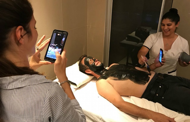 Gonzalo Carrasquera tomó un tratamiento de fangoterapia en Mar Chiquita.