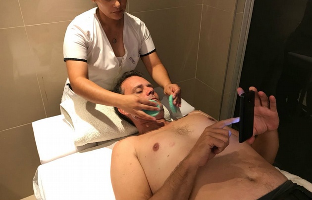 Gonzalo Carrasquera tomó un tratamiento de fangoterapia en Mar Chiquita.