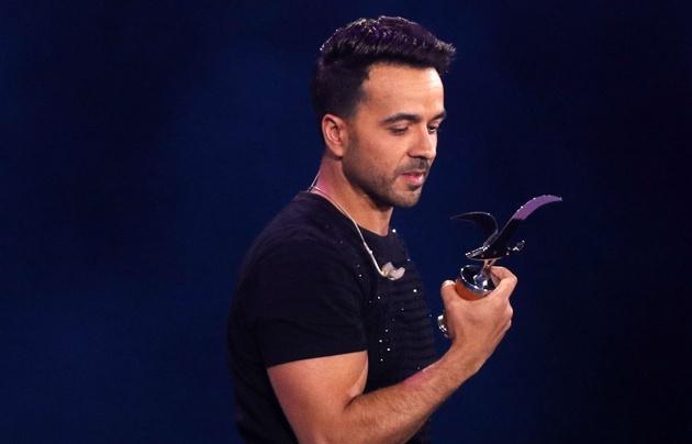 Luis Fonsi contempla su Gaviota de Plata. (Agencia UNO)