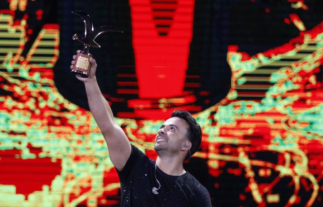 Luis Fonsi alza su Gaviota de Oro. (Agencia UNO)