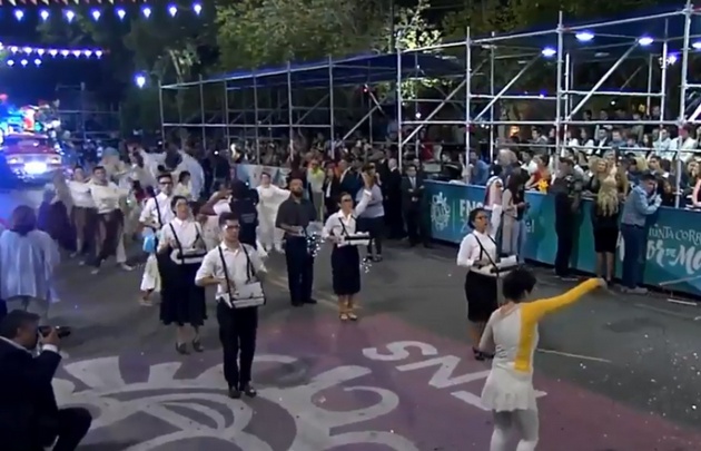 Una multitud se acercó para disfrutar del desfile.