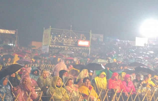 La lluvia no impidió que los asistentes abandonaran el predio.