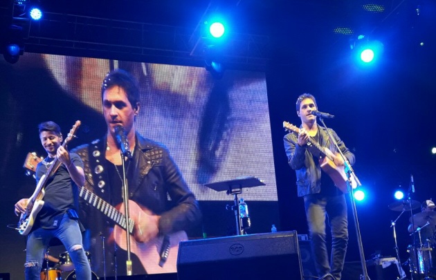 Fabricio Rodríguez invitó a su show al artista local Damián Leguizamon.