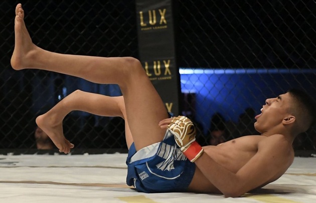 Irving Amaya sufrió un tremendo golpe en la pelea.