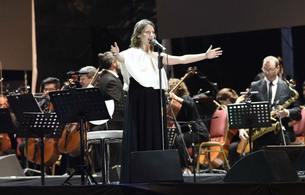 Elena Roger deslumbró sobre el escenario montado en El Plumerillo (@javiergarciavi)