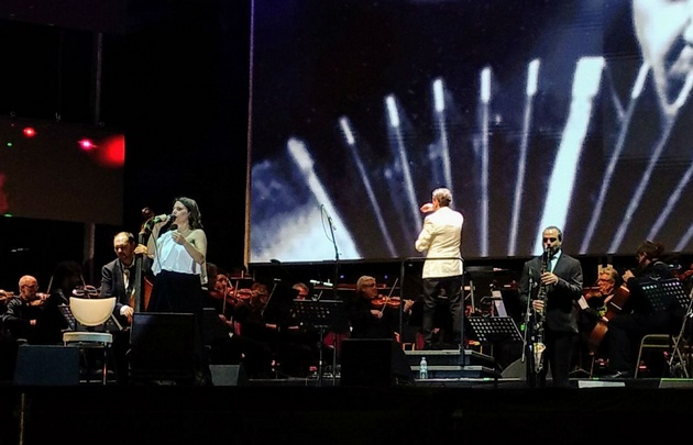 Elena Roger deslumbró sobre el escenario montado en El Plumerillo.