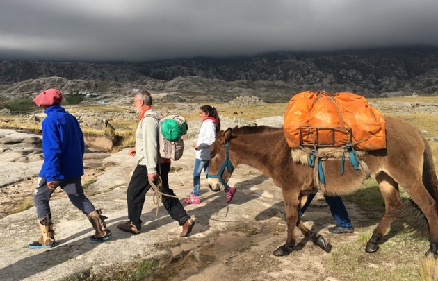 Giacomo Ponta cabalga por el Champaquí para dar clases.