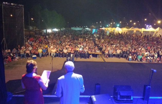 Una multitud se acercó a la Gran Peña de la Vendimia.