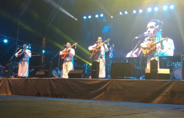 Los Trovadores abrieron la noche con un repertorio cargado de folclore.