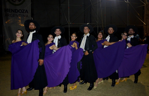 Un ballet pasó por el escenario de la Gran Peña.